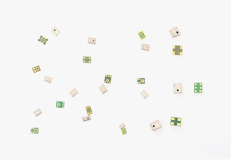 硅麦克风具备尺寸小。。。。。，，迅速度集中，，，高信噪比，，，低功耗，，，低失真，，，性能稳固，，，可靠性高，，，全指向性 等优点，，，规格齐全，，，分为数字麦克与模拟麦克两大类，，，普遍应用于手机，，，摄像机，，，蓝牙耳机，，，车载蓝牙等电子装备。。。。。。