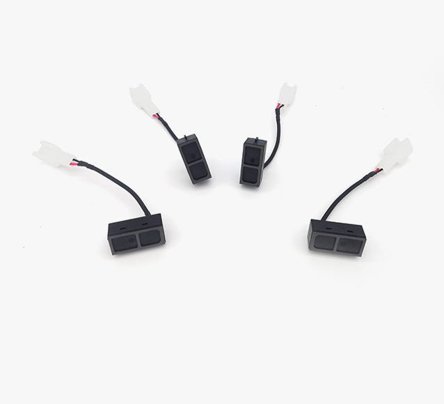 车载麦克风模组是车载语音接入接口，，，，，，，为车载免提通话、噪声监测、语音识别等应用提供高质量的音频信号，，，，，，，拾音角度分为全向和单向两类；；；；；输出信号分为模拟和数字两类。。。。。